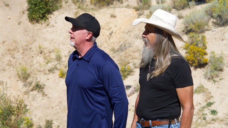 Charlie and James discuss the task at hand with Duane – Bild: Warner Bros. Discovery, Inc. or its subsidiaries and affiliates