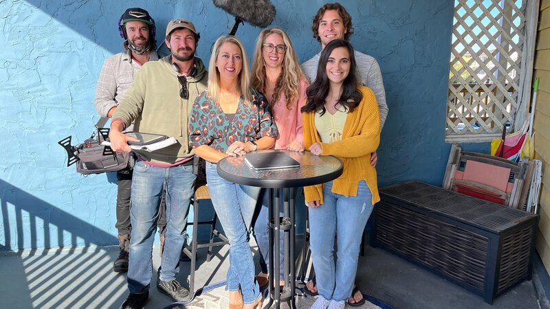 Bargain hunters Blake and Marissa pose with real estate agent Jessica Pirrone and some Beachfront Bargain Hunt crewmembers, as seen on HGTV’s original series, Beachfront Bargain Hunt. – Bild: Discovery, Inc. All Rights Reserved.