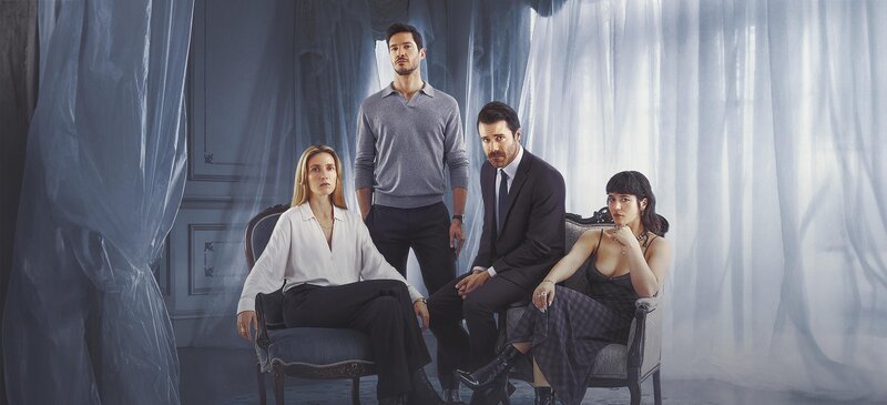 L-R: Evelyne Brochu als Lucile, Éric Bruneau als Mathieu, Bruno Marcil als Paul-Émile, Catherine Brunet als Judith – Bild: Les Productions Passez Go II Inc.