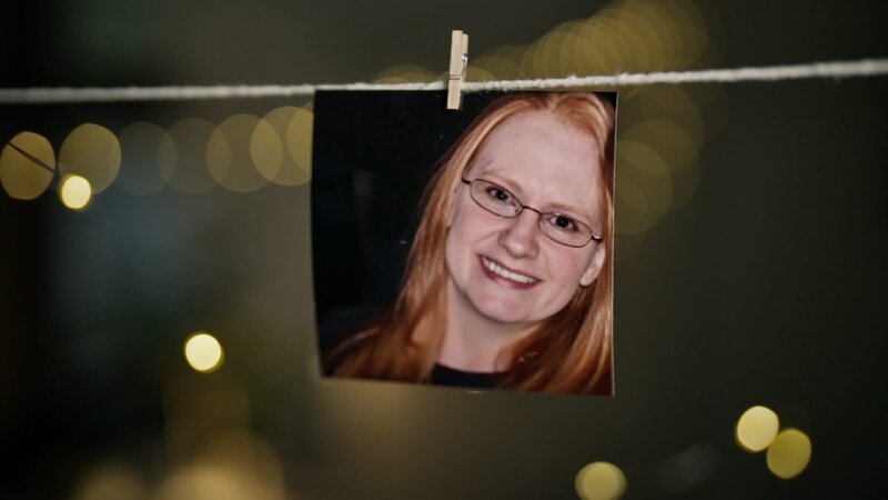Opfer ihres eifersüchtigen Ex-Partners: Die alleinerziehende Mutter Erin Jones stirbt nach einem fröhlichen Abend in einer Bar. – Bild: ZDF und FirstLookTV