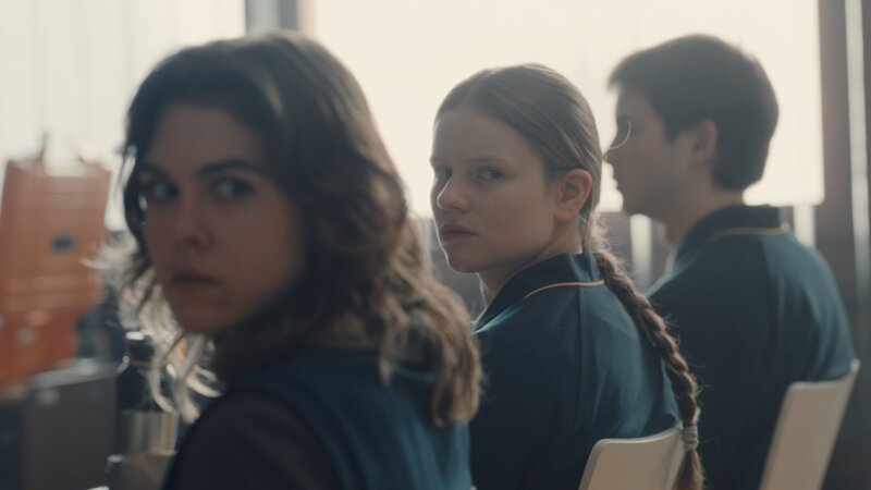 Von links: Solenn Eden (Marie Theres Müller), Dani Strobl (Emilia Warenski) und Luca Rossi (Mikka Forcher) im theoretischen Unterricht. – Bild: ORF/​BR/​SRF/​Superfilm Filmproduktions GmbH