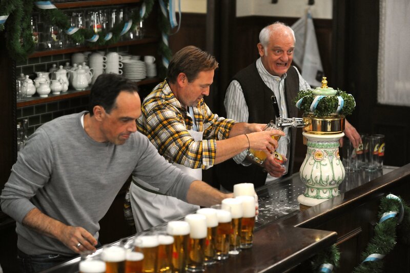 Gregor fehlen ein paar Sekunden, um einen neuen Rekord im Halbe zapfen aufzustellen. Von links: Mike (Harry Blank), Gregor (Holger Matthias Wilhelm) und Joseph (Michael Vogtmann). – Bild: Marco Orlando Pichler /​ BR