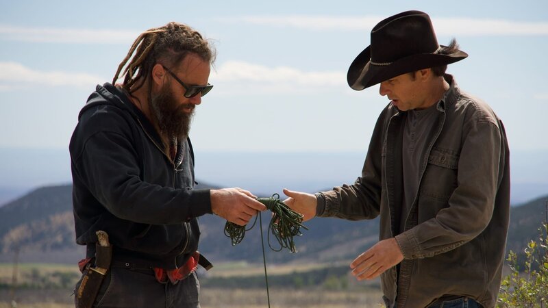 Chad hands a camera line to Josh, as they prepare to investigate the Bead Site Borehole. – Bild: Warner Bros. Discovery, Inc. or its subsidiaries and affiliates