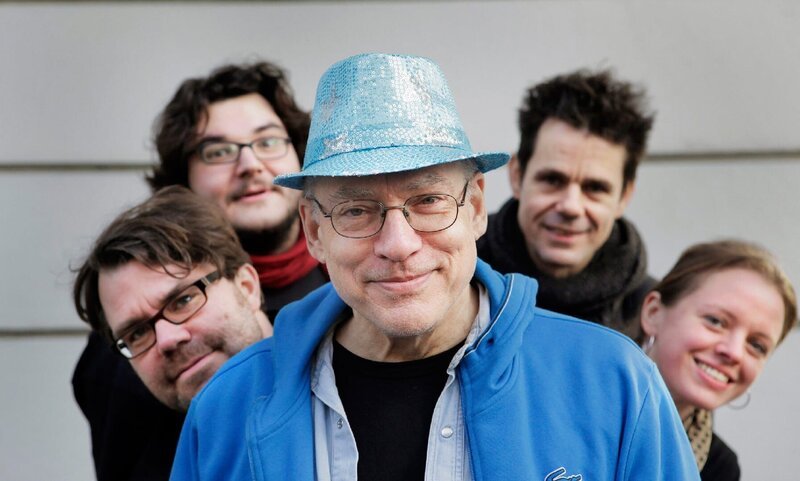 Rosa von Praunheim (vorn) – der Lehrer und seine Schüler: v.l.n.r. Robert Thalheim, Axel Ranisch, Tom Tykwer und Julia von Heinz – Bild: ZDF und WDR/​Kordes Film