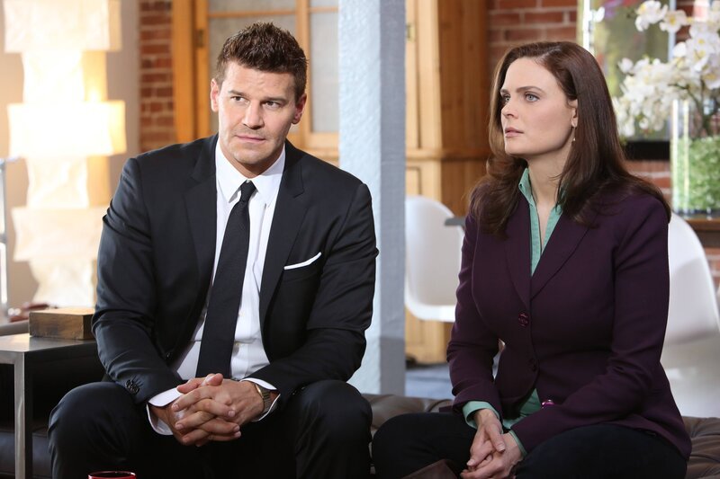 Bei einer Zeugenbefragung wird deutlich, wie unterschiedlich Brennans (Emily Deschanel) und Booth’ (David Boreanaz) Auffassungen ihrer Beziehung sind. – Bild: ATV2