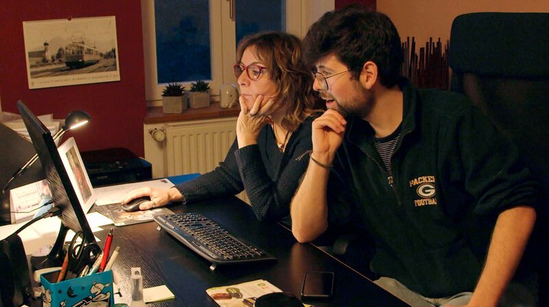 Philipps Mutter Heike unterstützt ihn bei seinem Vorhaben. Gemeinsam suchen sie im Netz nach Anhaltspunkten zu Vanessas Aufenthaltsort. – Bild: NDR/​DRIVE beta GmbH/​Philipp Lippert
