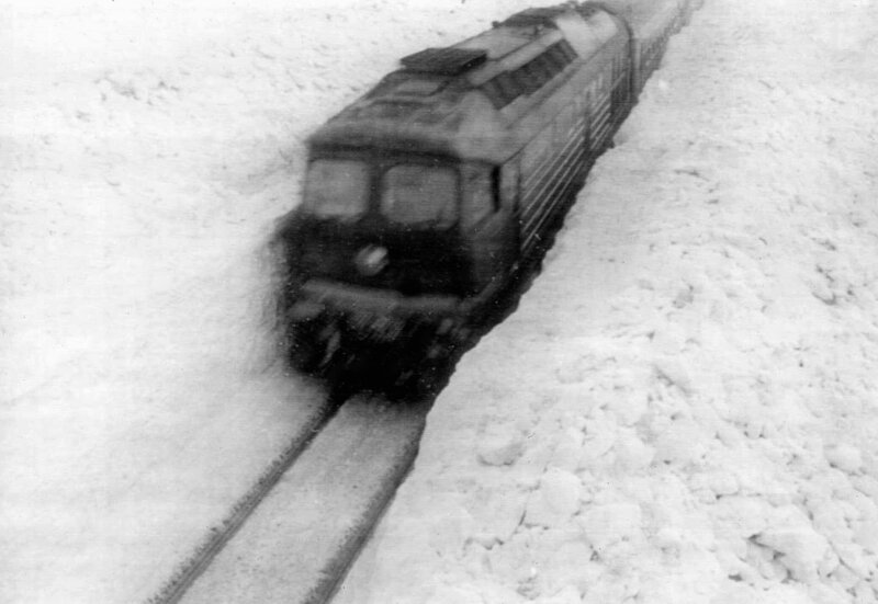 Ein Zug im meterhohen Schnee. – Bild: MDR/​OZ