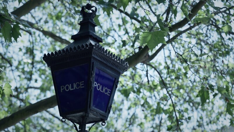 Nach Sarahs Verschwinden fällt der Verdacht schnell auf ihren Ex. Und tatsächlich findet die Polizei Beweise, die Darren Hall schwer belasten. – Bild: ZDF und FirstLookTV