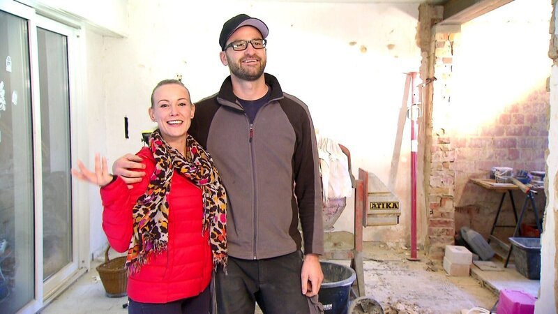 Zusammen mit seiner Frau Marie will der Hobby- Bienenzüchter und YouTuber Marvin aus dem in die Jahre gekommenen Einfamilienhaus seiner Oma ein Liebesnest zaubern. Doch das Traumhaus ist in die Jahre gekommen und braucht eine Kernsanierung. – Bild: RTL Zwei