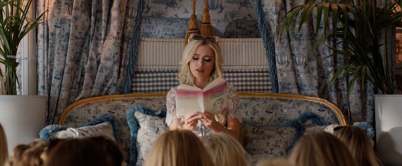 Selina (Elli Rhiannon Müller Osborne) stellt bei einer Lesung ihre frisch veröffentliche Biografie vor. Viele ihrer Fans kommen zum Event und zeigen sich begeistert. Dennoch reicht ihr die Anerkennung ihrer Fans nicht und sie sehnt sich weiter nach Zuneigung und Akzeptanz. – Bild: ZDF und Jonathan Vivaas Kise Tinagent