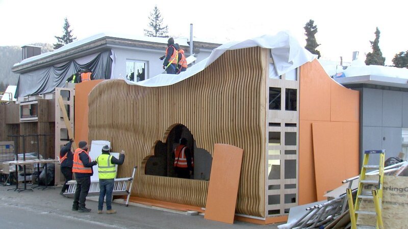 Zahlreiche Firmen mieten sich für die Zeit des Weltwirtschaftsforums in Geschäften an der Promenade in Davos ein. – Bild: ORF/​ORF Vorarlberg