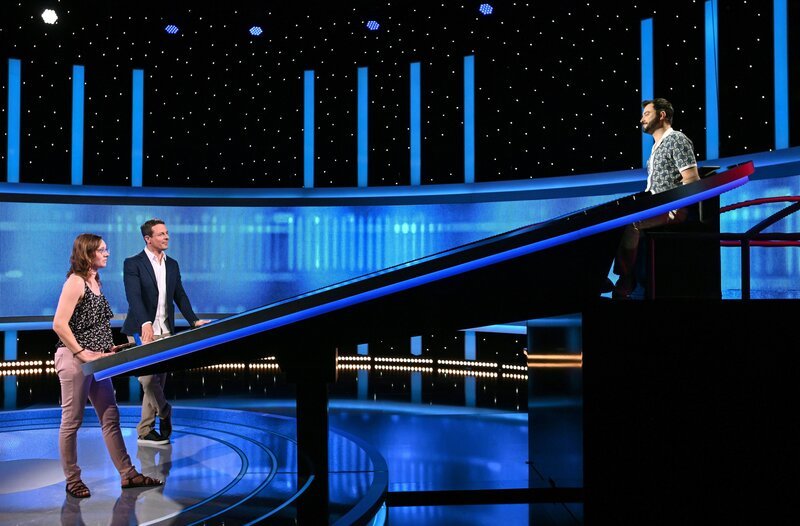 Jetzt wird aufgedreht! In zehn Ausgaben des Vorabendquiz’ „Gefragt – Gejagt“ im Ersten treten beliebte Moderatorinnen und Moderatoren von ARD-Radiowellen gegen die „Quiz-Elite“ an. An ihrer Seite stehen vom 10. bis 14. Juni jeweils drei Hörerinnen bzw. Hörer aus dem jeweiligen Sendegebiet. Moderator Alexander Bommes mit der Kandidatin Miriam Günder und dem Jäger Sebastian Klussmann. – Bild: ARD/​Uwe Ernst