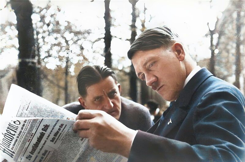 Die Republik muss noch immer hohe Reparationen an die Sieger des Ersten Weltkriegs zahlen. Viele Deutsche empfinden das als ungerecht, und die NSDAP nutzt das für lautstarke Propaganda. – Bild: ZDF und National Archives/​public domain