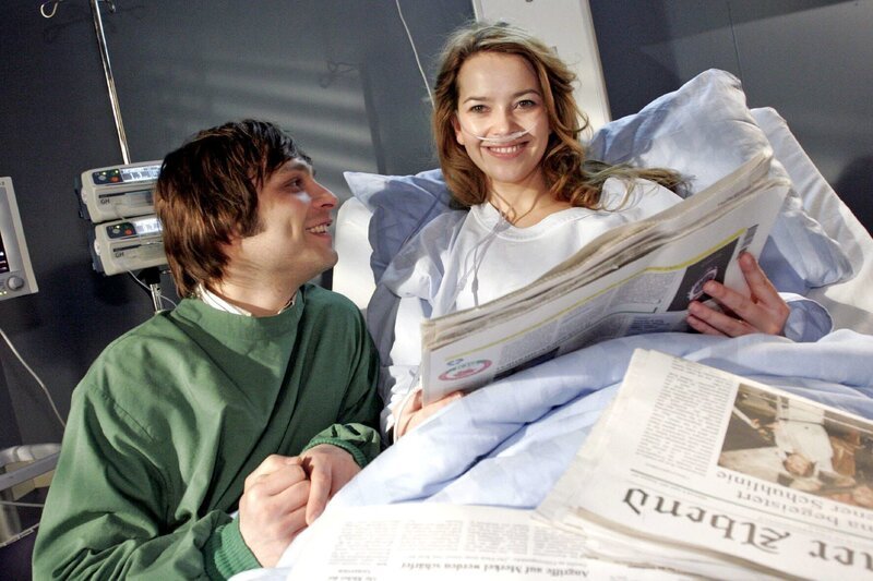 Als Hannah (Laura Osswald, r.) erwacht, ist Bruno (Tim Sander, l.) erleichtert. – Bild: SAT.1 /​ Noreen Flynn