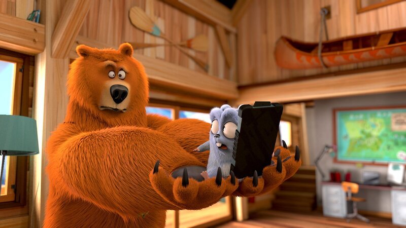 Puh, das ist nochmal gut gegangen! Doch, siehe da: Weg ist das gerade neu entdeckte Spielzeug! Schneller als Grizzy gucken kann, reißt sich ein Lemming das Endgerät unter die Nase. – Bild: Studio Hari S.A.R.L.