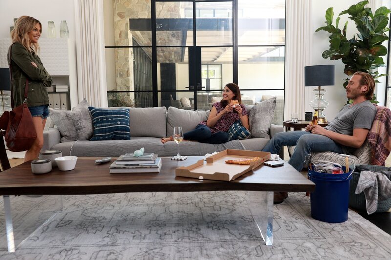 Mickey trifft die verzweifelte Trish im Fitnessstudio und stellt ihr Jimmy vor, damit dieser einige kleine Reparaturen in ihrem riesigen Haus machen kann. Doch dann verstehen sich Trish und Jimmy für Mickeys Verständnis viel zu gut … – Bild: Fox and its related entities