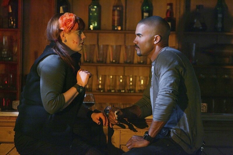Garcia (Kirsten Vangsness, l.) spielt eine entscheidende Rolle in einem Fall, für den sie mit Morgan (Shemar Moore, r.) und dem restlichen BAU-Team nach Alaska reisen muss. – Bild: American Broadcasting Companies, Inc. All rights reserved.