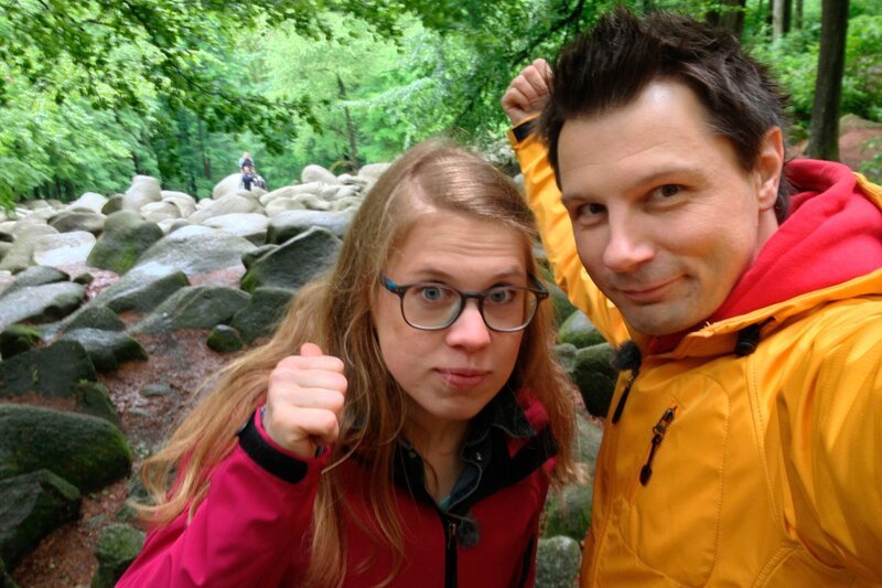 Die Reporter Esther Brandt (links) und André Gatzke (rechts) sind unterwegs in Hessen: Im Odenwald liegt das „Felsenmeer“. – Bild: WDR/​André Gatzke