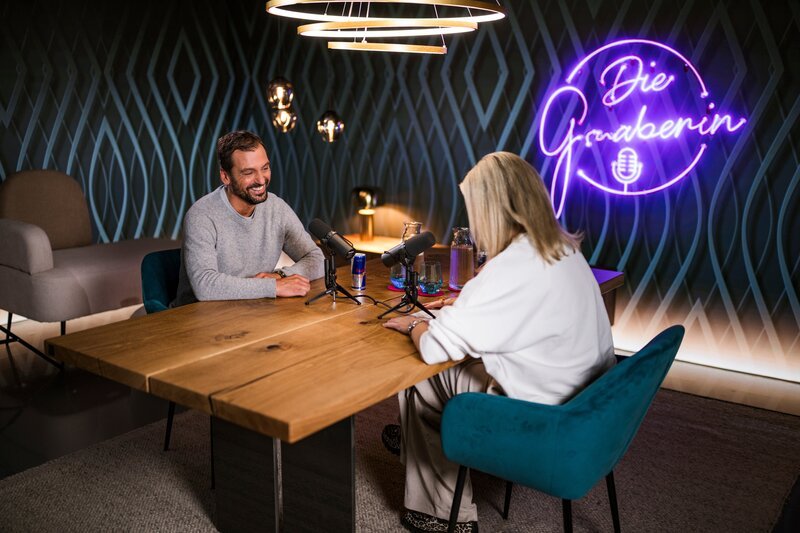 Monika Gruber und Sanel Kuljić im Gespräch – Bild: ServusTV /​ Sebastian Marko