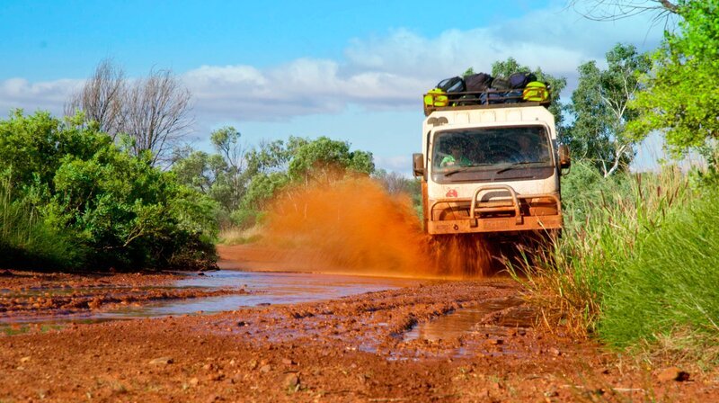 Im Norden Westaustraliens sind nur Hauptstraßen geteert. Staubstraßen sind nach Regen schwer befahrbar. – Bild: NDR