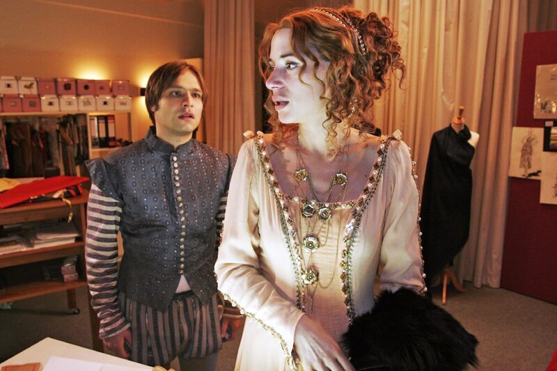 Nachdem Tante Carlotta ihre Anteile an Paolo übertragen hat, sitzt der Schock bei Nora (Julia Malik, r.) und Bruno (Tim Sander, l.) tief und es kommt zwischen den beiden zu einer heftigen Auseinandersetzung, die überraschend endet … – Bild: SAT.1 /​ Noreen Flynn