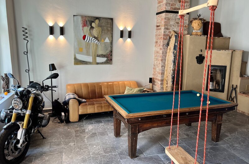 Der Treppengiebelofen in der Ecke im Erdgeschoss ist neben dem Billardtisch ein Hingucker. – Bild: NDR