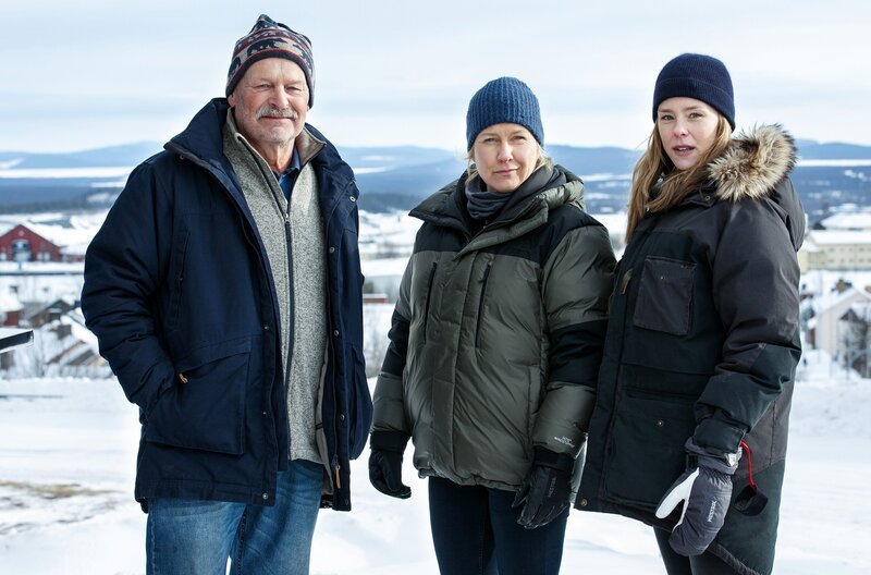 Die Staatsanwältin Rebecka Martinsson (Sascha Zacharias, re.) arbeitet mit Kommissarin Mella (Eva Melander) und ihrem Kollegen Stålnacke (Thomas Oredsson) zusammen. – Bild: ARD Degeto/​Yellow Bird/​Johan Paulin