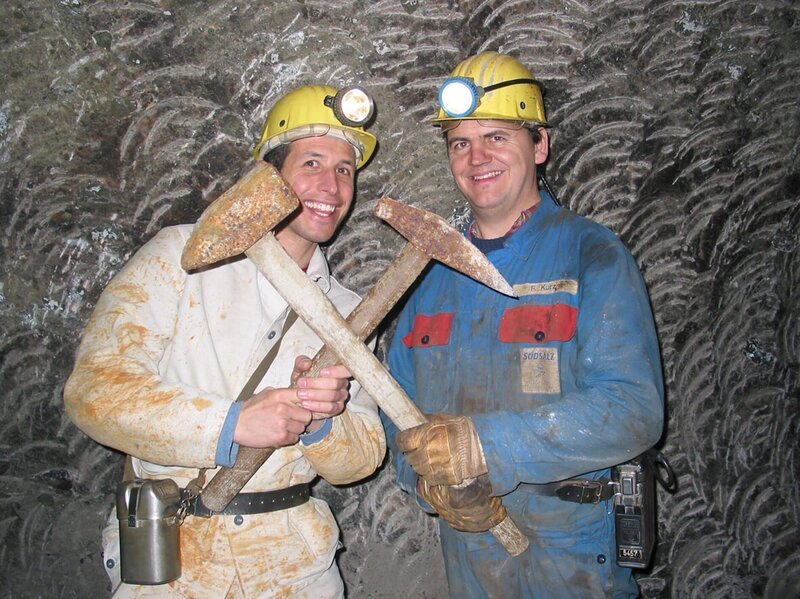 Willi Weitzel möchte wissen, wo das Salz herkommt und fährt ins Salzbergwerk nach Berchtesgaden. Mit Bergmann Hans gehts in die Frühschicht. – Bild: Bayerischer Rundfunk/​megaherz gmbh