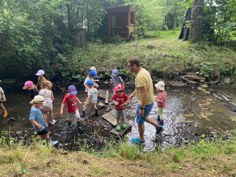 Kindergartenkinder setzen Weidenstecklinge am Ufer der Leibi, Holzheim, Lkr. Neu-Ulm, April 2025. – Bild: BR/​Cornelia Benne/​Ursula Klement