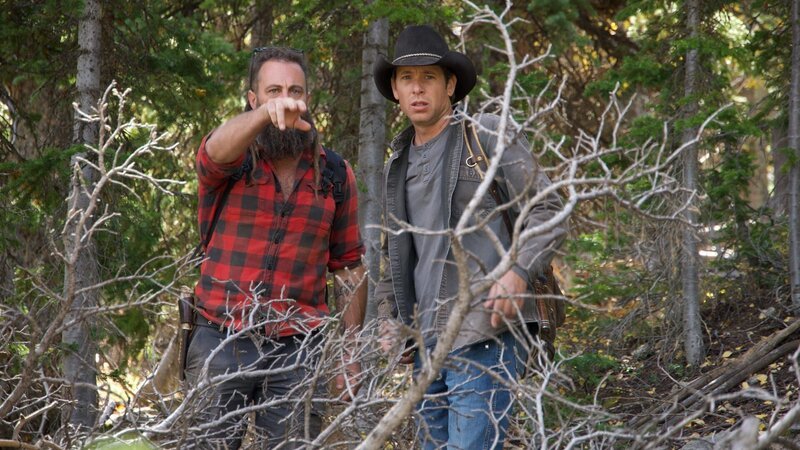 Chad Ollinger points out something unusual to Josh Feldman as they chart a new path across the ranch. – Bild: Warner Bros. Discovery, Inc. or its subsidiaries and affiliates.