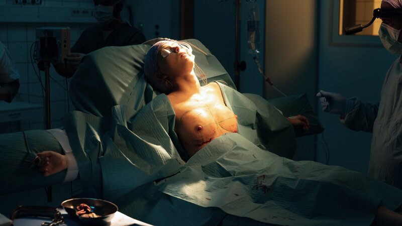 Selina (M. Elli Rhiannon Müller Osborne) unterzieht sich einer Brustvergrößerung in der Türkei. Dabei verläuft die Operation nicht einwandfrei. – Bild: ZDF und Jonathan Vivaas Kise Tinagent