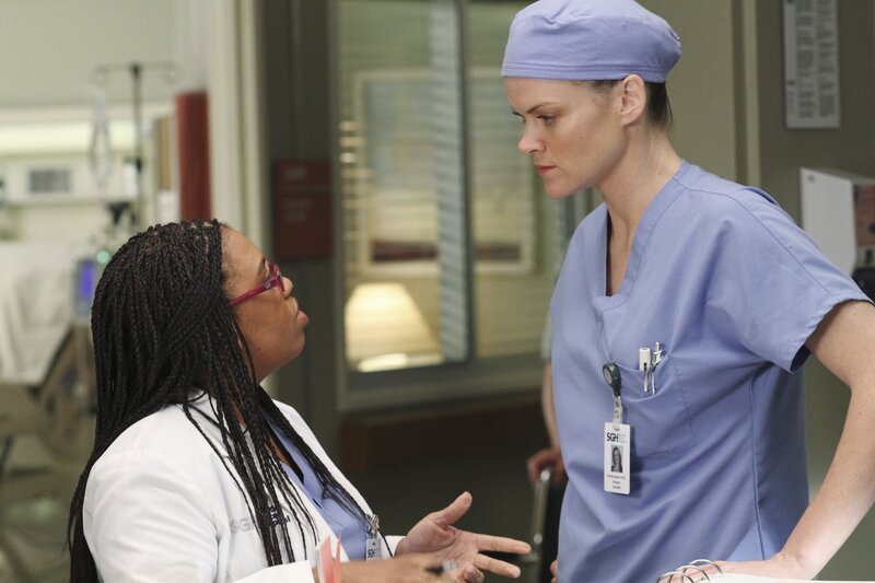 Bailey (Chandra Wilson, l.) wird durch eine wieder eingeführte Vortragsreihe an ihre Vergangenheit mit Dr. Nicole Baylow (Missi Pyle, r.) erinnert … – Bild: American Broadcasting Companies, Inc.