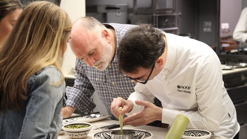 Host José Andrés in the kitchen at Noor restaurant with chef Paco Morales in Cordoba, Andalucia. – Bild: Discovery, Inc.