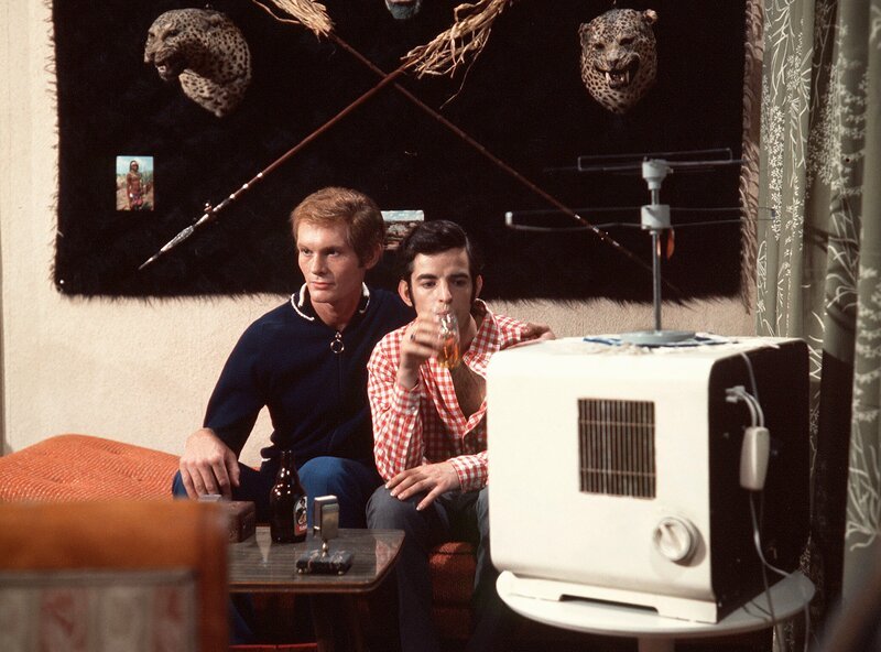 WDR Fernsehen „Nicht der Homosexuelle ist pervers, sondern die Situation, in der er lebt“, Buch und Regie Rosa von Praunheim, am Montag (04.11.02) um 23:15 Uhr. Daniel (Bernd Feuerhelm, r) und Clemens (Beryt Bohlen) verbringen ihre Abende gemeinsam in Clemens Wohnung. Sie mYssen jedoch bald erkennen, dass ihre gleichgeschlechtliche „Ehe“ nur eine Parodie der „normalen“ Ehe sein kann. © WDR, honorarfrei – Verwendung nur im Zusammenhang mit genannter WDR-Sendung und bei Nennung „Bild: WDR“ (S2). WDR-Pressestelle/​Bildredaktion 0221 220 -2408 oder -4405 Fax -8471 – Bild: WDR