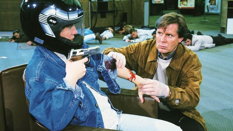 Als Stefan (Sigmar Solbach, r.) den Arm des angeschossenen Gangsters (Beate Jensen) versorgt, bemerkt er, dass der Bankräuber eine Frau ist. – Bild: MG RTL D /​ Elke Werner