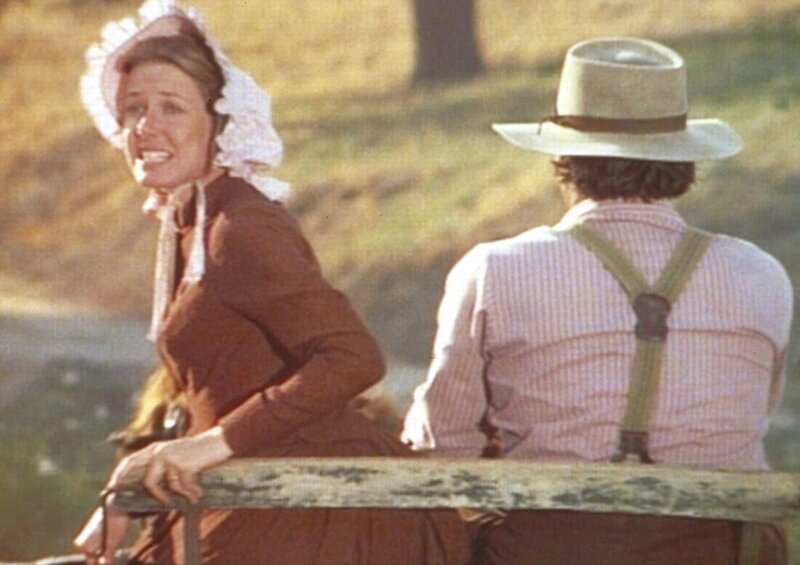 Charles Ingalls (Michael Landon, r.) und seine Frau Caroline (Karen Grassle, l.) fahren diesmal ohne ihre Kinder in den Urlaub. – Bild: Sat.1 Gold