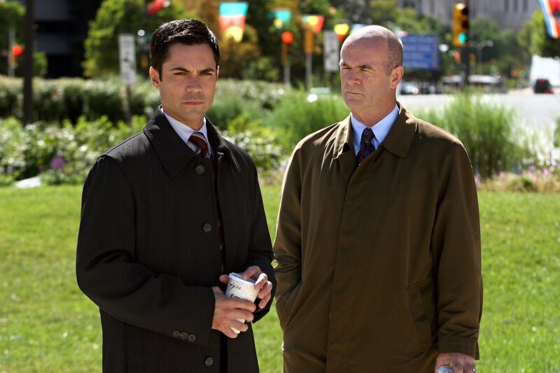 Werden John (John Finn, r.) und Scott (Danny Pino, l.) den neuen Fall lösen können?; Werden John (John Finn, r.) und Scott (Danny Pino, l.) den neuen Fall lösen können? – Bild: Sat.1 Gold