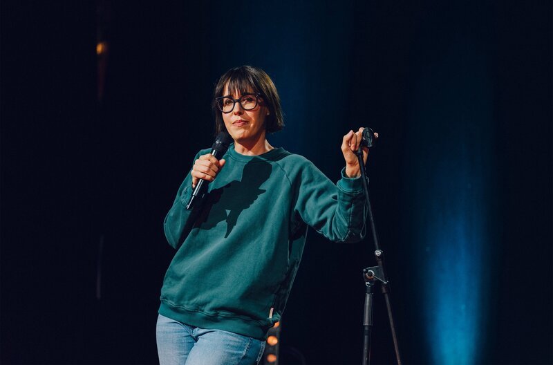 Soloprogramm „Taxi“ von Eva Karl Faltermeier. Kabarettistin Eva Karl Faltermeier erzählt von seltsamen Erlebnissen im Taxi. Manchmal ist es im Leben nicht so einfach, den eigenen Standpunkt festzumachen. Weder emotional noch politisch oder geografisch. Eine amüsante Fahrt durch die Irrungen des Lebens. – Bild: BR/​Agentur Zweigold/​Ingo Pertramer