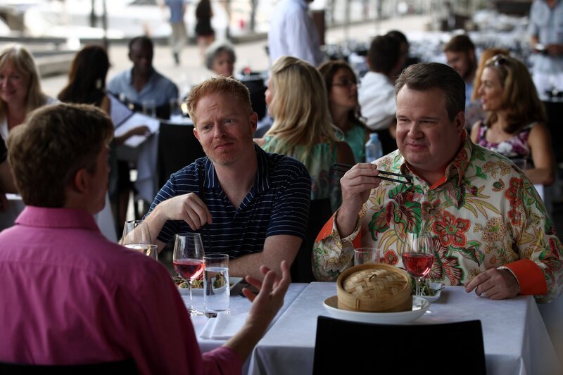 L-R: Mitchell Pritchett (Jesse Tyler Ferguson), Cameron Tucker (Eric Stonestreet) – Bild: ViacomCBS