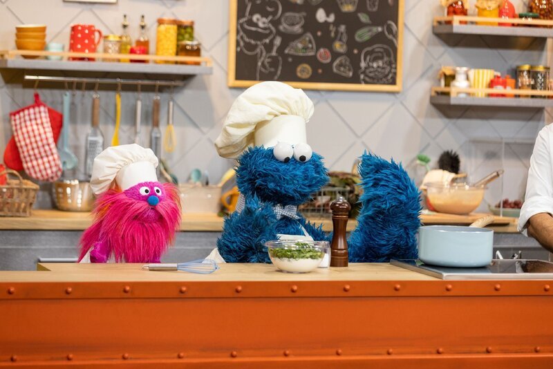 Koch Gonger interessiert sich für alles rund ums Thema Ernährung: Wie, wann und wo wächst was heran? Wie wiegt man Zutaten ab? Wie lagert man welche Lebensmittel? Krümelmonster möchte natürlich alles probieren! – Bild: Sesame Workshop