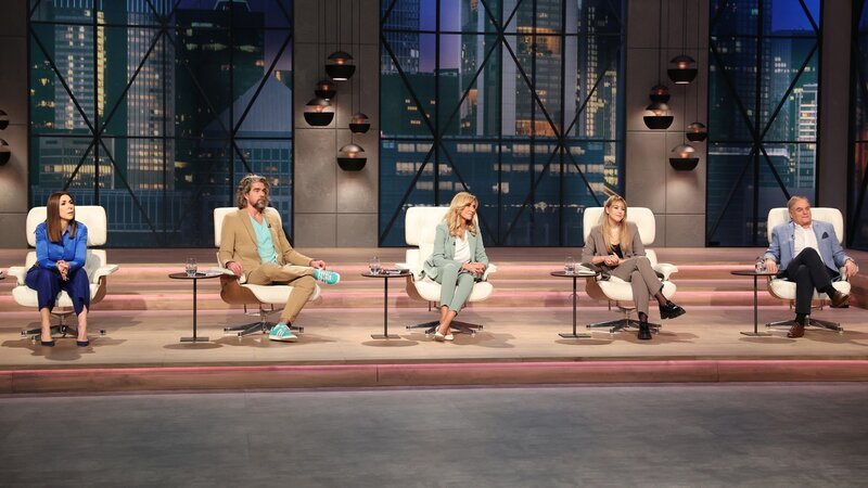 Die Löwen (v.l.) Judith Williams, Nils Glagau, Dagmar Wöhrl, Gast-Löwin Diana zur Löwen und Dr. Georg Kofler nehmen die Idee von „Meminto Stories“ genau unter die Lupe. – Bild: RTL /​ Frank W. Hempel /​ Meminto Stories