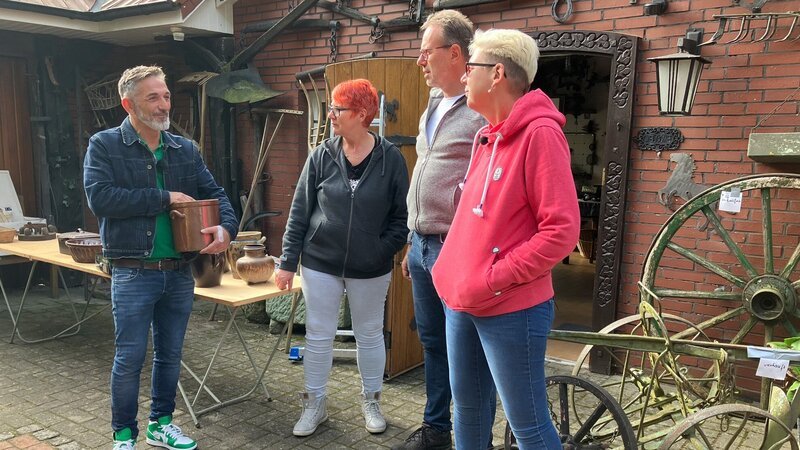 In Menslage in Niedersachen ist Trödelprofi Mauro mit Petra in deren Elternhaus verabredet. Auch mit dabei sind Schwester Gabi und ihr Mann Martin. Gabi und Petra müssen das Elternhaus verkaufen. – Bild: RTLZWEI