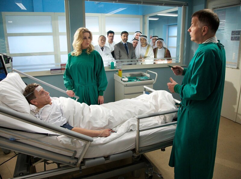 Sarah Marquardt (Alexa Maria Surholt, 2. von links) erkundigt sich bei Dr. Roland Heilmann (Thomas Rühmann, rechts) nach dem Befinden von Werner Matschke (Thorsten Wolf). Darüber hinaus hat sie völlig die Ankunft der für die Sachsenklinik enorm wichtigen arabischen Delegation verpasst, die Prof. Simoni (Dieter Bellmann, hinten links) allein in Empfang nehmen musste. – Bild: MDR/​Wernicke
