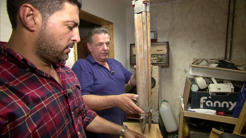Ingo (re.) ist seit Jahren leidenschaftlicher Sammler. Sürkrü (li.) soll ihm nun helfen den Trödel wieder loszuwerden … – Bild: RTL II