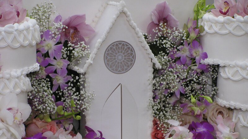 Working on chapel cake. – Bild: For merchandising, publishing & ancillary products, check talent contract, appearance & property releases.