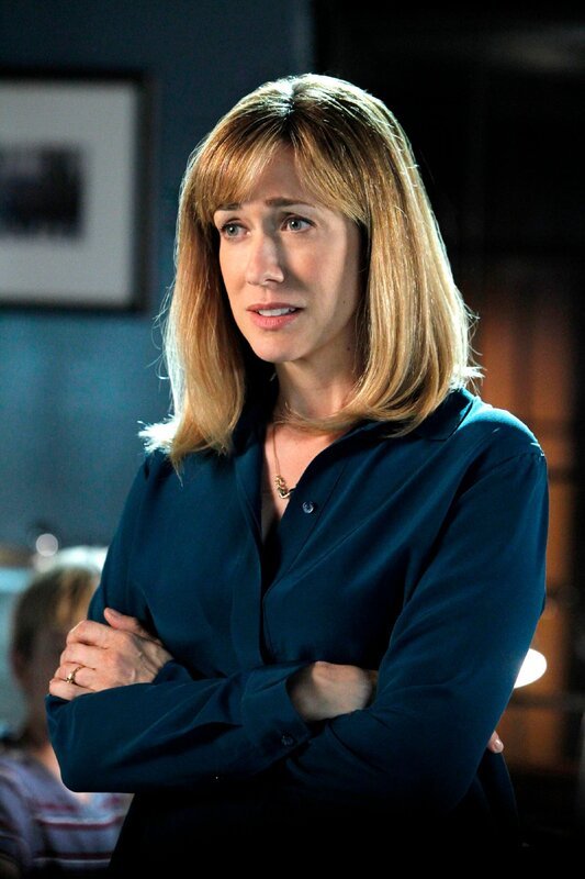 Gehörte auch die Lehrerin Rebecca Brewer (Myndy Crist) zu dem Hexenzirkel an der High School? – Bild: RTL /​ CBS Broadcasting, In