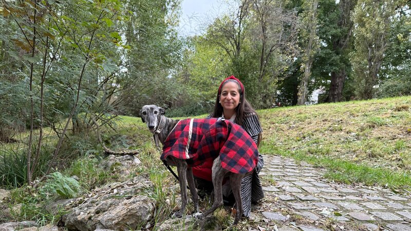 Kabarettistin Caroline Athanasiadis und ihre Leihhündin Lotte. – Bild: ORF/​On-Media TV/​Filmproduktion