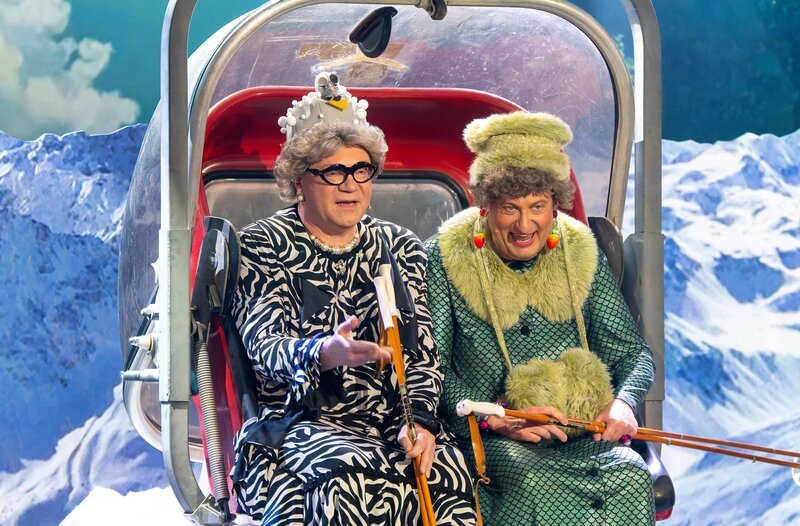 Martin Rassau und Volker Heissmann (rechts) als Waltraud und Mariechen im Skilift. – Bild: BR/​Ralf Wilschewski