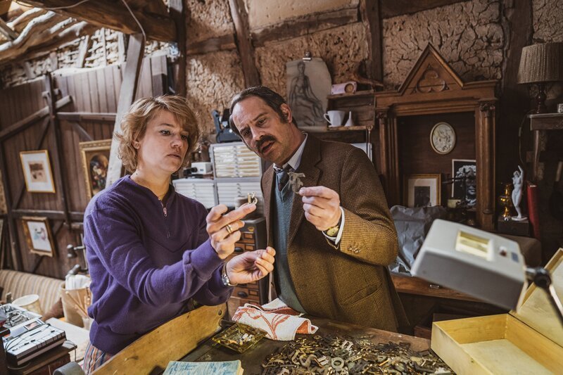 Konrad Kujau (Moritz Bleibtreu) und seine Freundin Agnes Schonert (Britta Hammelstein) in der Fälscherwerkstatt. – Bild: RTS /​ RTL /​ Wolfgang Ennenbach