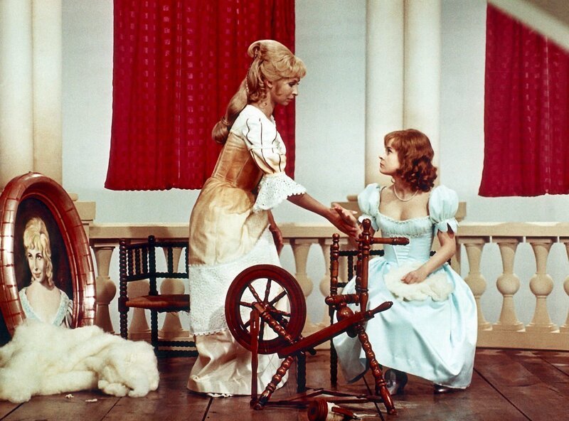 Dornröschen (Juliane Korn, re.) sticht sich an ihrem 15. Geburtstag an der Spindel der bösen Fee (Vera Oelschlegel, li.). Kurz darauf fällt sie und der gesamte Hofstaat in einen hunderjährigen Schlaf. – Bild: MDR/​CINE AKTUELL